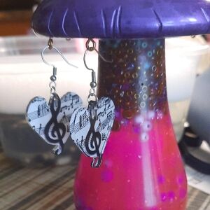Music Note Heart Dangle Earrings - Black & White